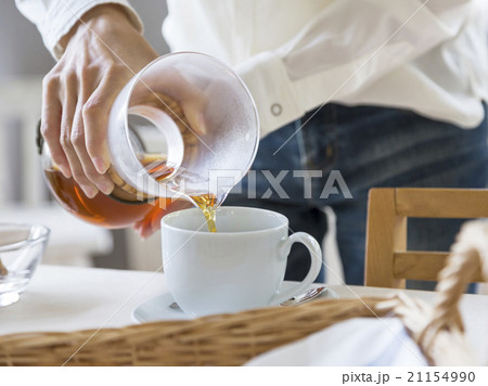 コーヒーを入れる女性の手元 21154990