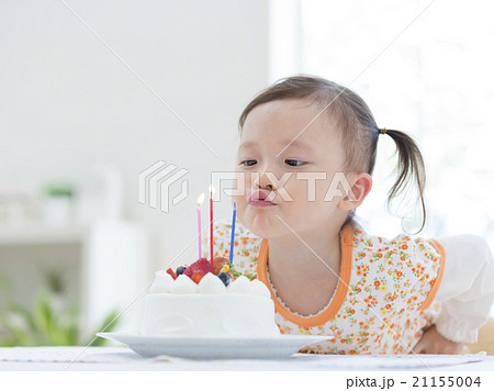 ろうそくの火を吹き消す女の子 21155004