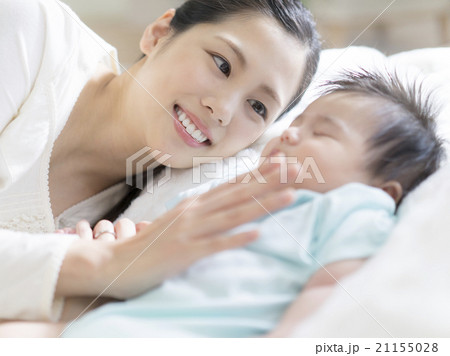 赤ちゃんと添い寝をする母親 21155028