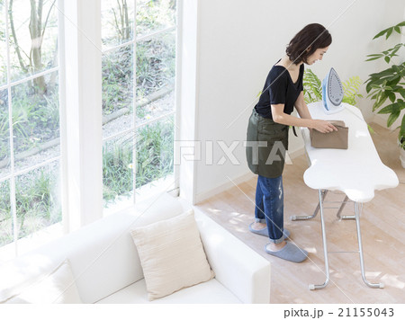 アイロンをかける40代の女性 21155043