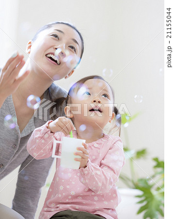 シャボン玉と親子 21155044