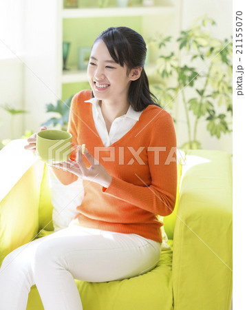 ソファに座る女性 21155070