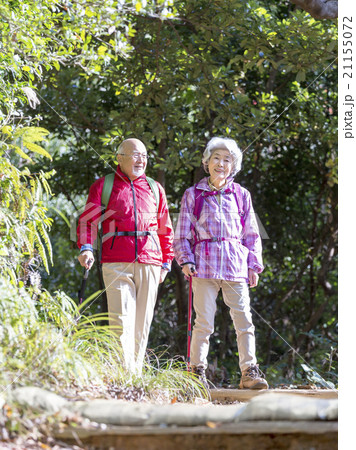 登山をするシニア夫婦 21155072