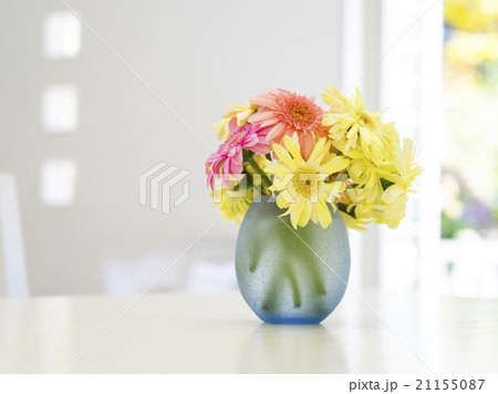 花瓶に生けられた花の写真素材