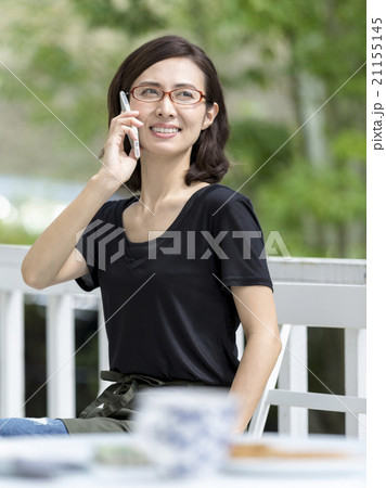 スマートフォンで話す40代の女性 21155145