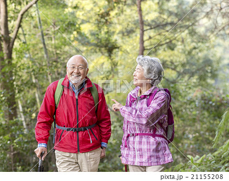 登山をするシニア夫婦 21155208