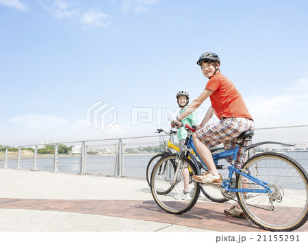 マウンテンバイクに乗る日本人カップル 21155291