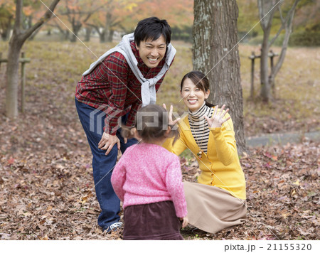 落ち葉の上に立つカップルの足元 21155320