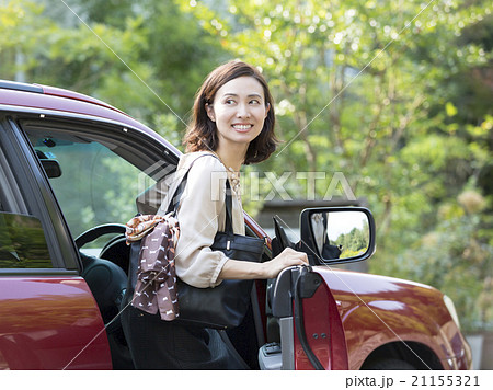車に乗る日本人の女性 車に乗る日本人の女性 21155321