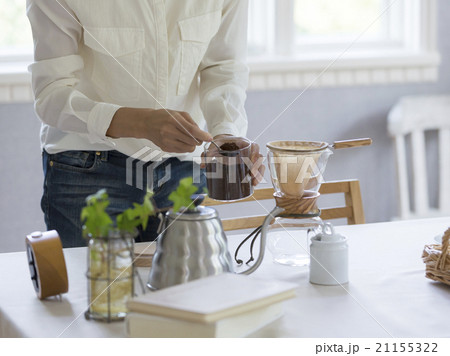 コーヒーを入れる女性 21155322