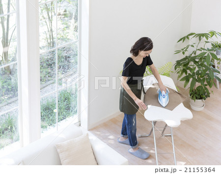 アイロンをかける40代の女性 21155364