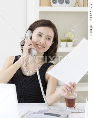 受話器を持つビジネスウーマン 21155373