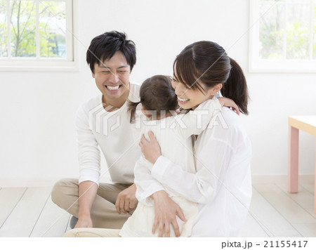 笑顔で抱き合う家族の写真素材