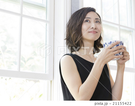 窓辺でティーカップを持つ女性 21155422