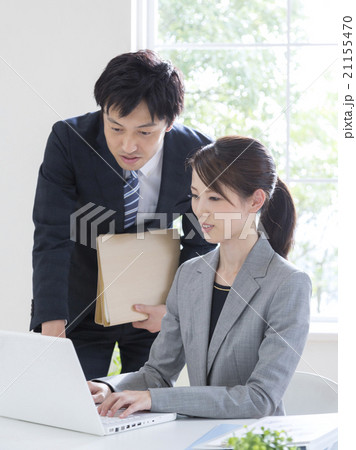 ノートパソコンを見るビジネスマンとビジネスウーマン 21155470