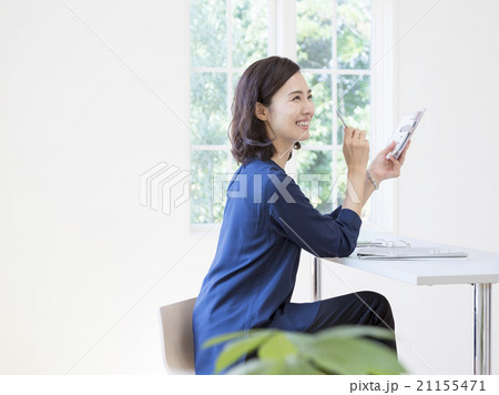 デスクに向かうビジネスウーマン 21155471