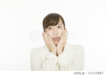 女性 表情 怒る 驚く カメラ目線 白バック 女性 表情 怒る 驚く カメラ目線 白バック 21155887