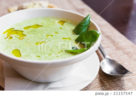 Broccoli and cheddar cheese cream soup 21157547