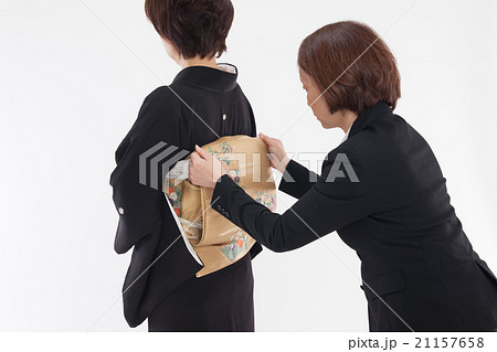 留袖の女性の着付け 21157658