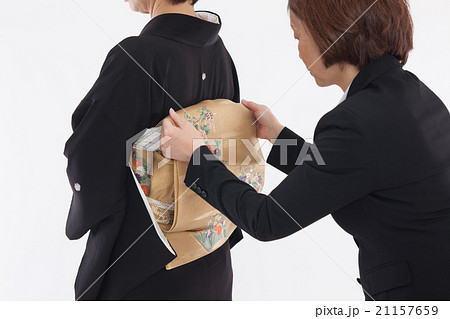 留袖の女性の着付け 21157659