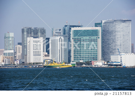 早春の竹芝桟橋と汐留高層ビル群 21157813