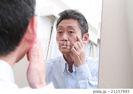お肌をチェックする中高年男性 21157995