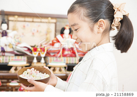 お雛様と女の子　お雛様　子供　女の子　小学生　桃の節句　ひな祭り 21158869