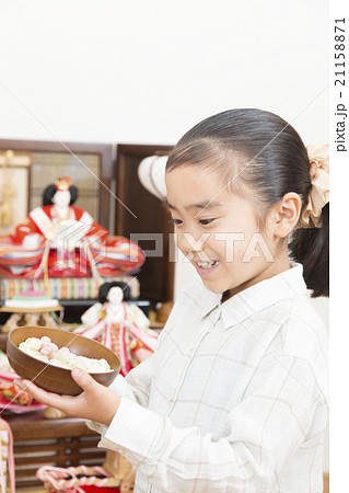 お雛様と女の子 お雛様 子供 女の子 小学生 桃の節句 ひな祭りの写真素材