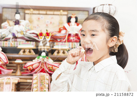 お雛様と女の子 お雛様 子供 女の子 小学生 桃の節句 ひな祭りの写真素材