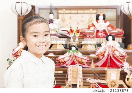 お雛様と女の子　お雛様　子供　女の子　小学生　桃の節句　ひな祭り 21158873