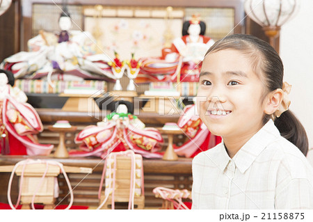 お雛様と女の子 お雛様 子供 女の子 小学生 桃の節句 ひな祭りの写真素材