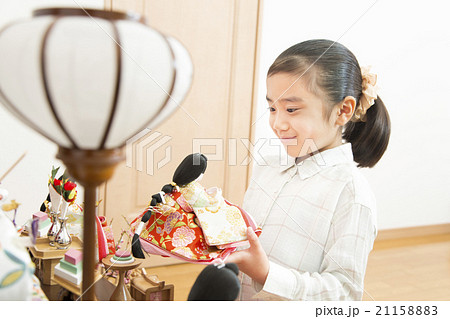 お雛様と女の子 お雛様 子供 女の子 小学生 桃の節句 ひな祭り お雛様と女の子 お雛様 子供 女の子 小学生 桃の節句 ひな祭り 21158883