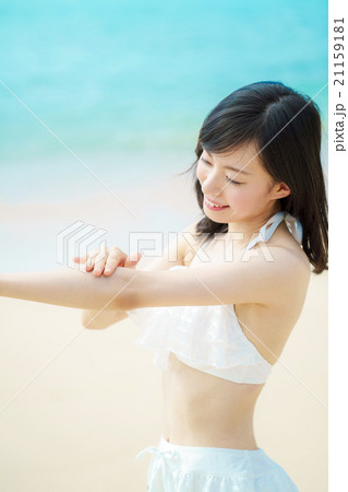日焼け止め・女性 21159181