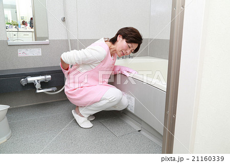 お風呂掃除をする女性 お風呂掃除をする女性 21160339