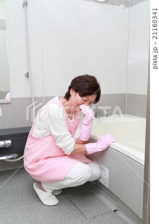 お風呂掃除をする女性 お風呂掃除をする女性 21160341