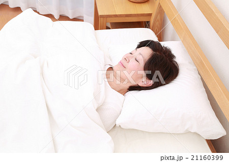 ベッドで眠る中高年女性 21160399