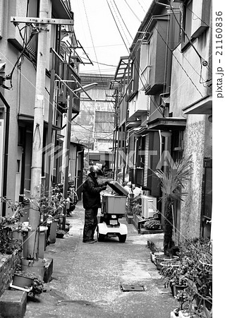 日本の古い住宅街の路地裏の写真素材