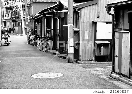 日本の古い住宅街の路地裏の写真素材