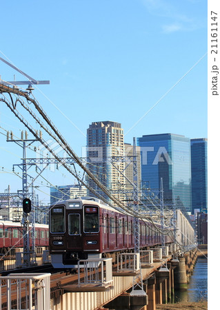 淀川を渡る阪急電車 21161147