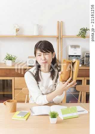 空っぽの財布を持つ主婦 21161256