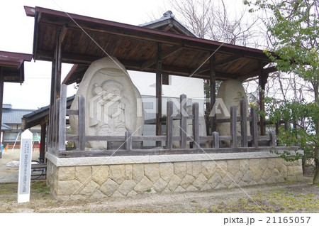 信州　安曇野の文化財　新屋（あらや）公民館前の大黒天と道祖神　養蚕の神さまと最も古い双体道祖神 21165057