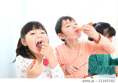 蟹を食べる子供達 蟹を食べる子供達 21165582