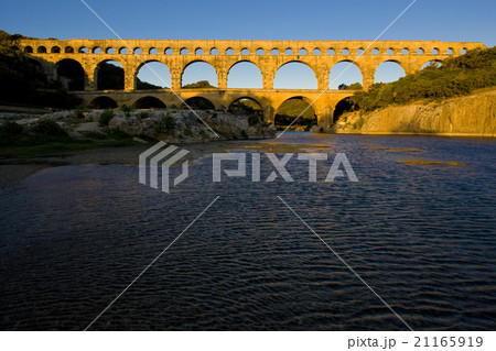Roman aqueduct, Pont du Gard, France 21165919
