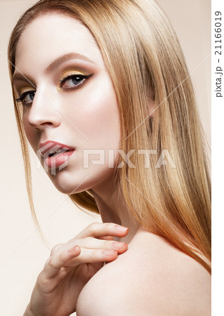 Beauty fashion model girl with bright makeup 21166019