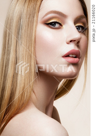 Beauty fashion model girl with bright makeup 21166020