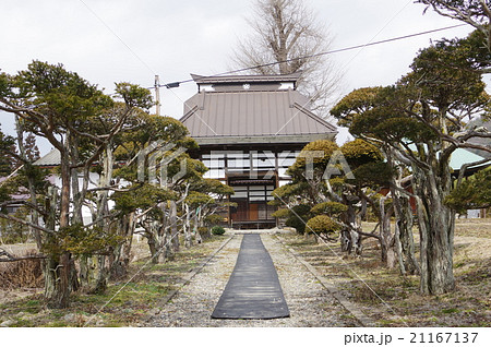 信州　安曇平北端　大町の文化財　盛蓮寺の観音堂　参道と山門　横　鎌倉様式を残す室町時代の建築物 21167137