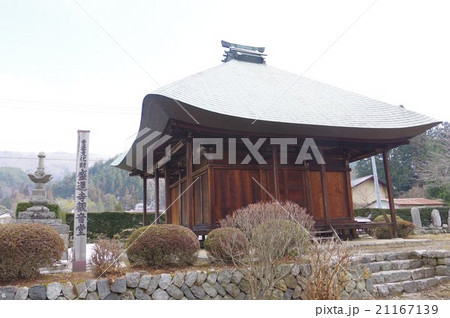 信州　安曇平北端　大町の文化財　盛蓮寺の観音堂　俯瞰横　鎌倉様式を残す室町時代の建築物 21167139
