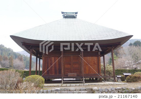 信州　安曇平北端　大町の文化財　盛蓮寺の観音堂　正面横　鎌倉様式を残す室町時代の建築物 21167140