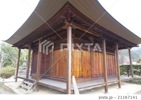 信州　安曇平北端　大町の文化財　盛蓮寺の観音堂　右俯瞰　横　鎌倉様式を残す室町時代の建築物 21167141