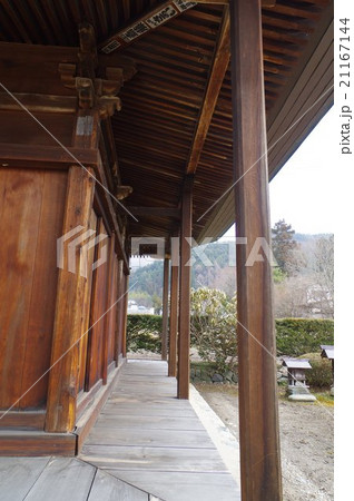 信州　安曇平北端　大町の文化財　盛蓮寺の観音堂　右支柱縦　鎌倉様式を残す室町時代の建築物 21167144